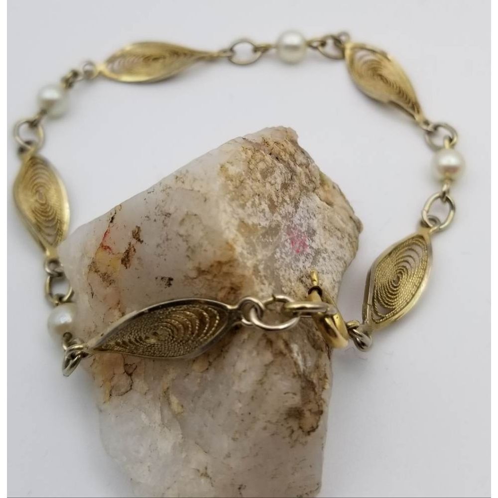 Coveted Gold tone‎ floss estate bracelet B0233